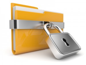 Folder z plikami otoczony klamrą z metalu i zamknięty na kłódkę