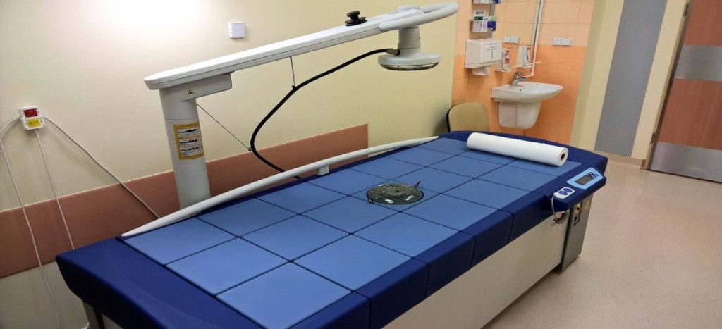 A hyperthermia treatment table in a clinical laboratory