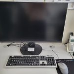 Biurko z monitorem, klawiaturą, myszka oraz telefonami