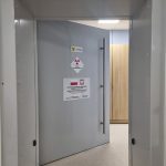 Ogromne, metalowe drzwi wejściowe